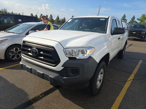 Used 2020 Toyota Tacoma SR image 2