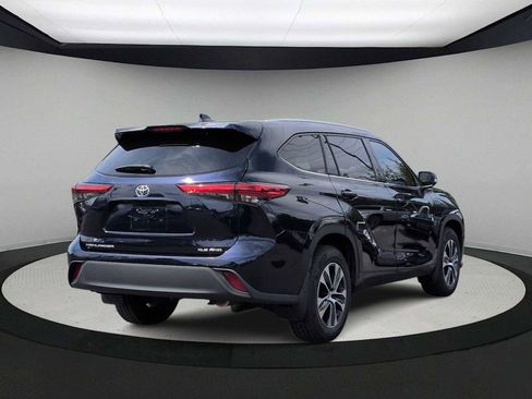 Used 2021 Toyota Highlander XLE AWD/4WD image 8