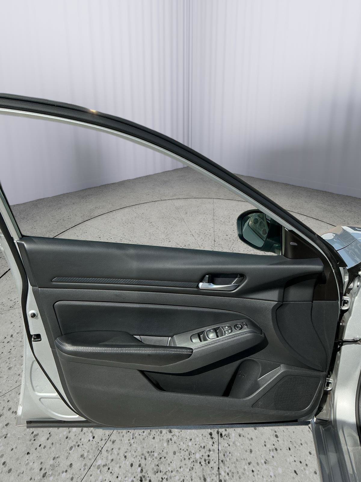 Used 2024 Nissan Altima 2.5 SV FWD image 17
