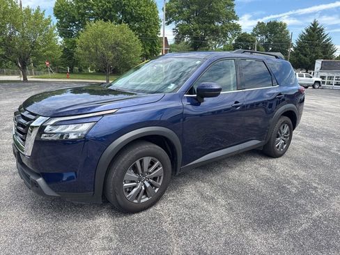 Used 2025 Nissan Pathfinder SV FWD image 2