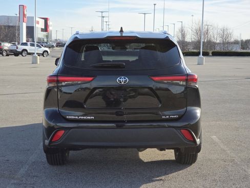 Used 2021 Toyota Highlander XLE image 15