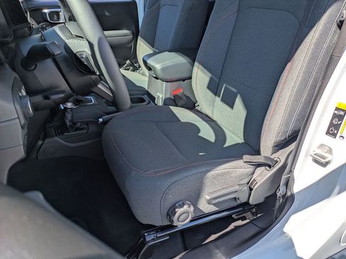 Used 2025 Jeep Wrangler Unlimited Rubicon image 14