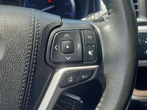 Used 2019 Toyota Highlander XLE AWD/4WD image 19