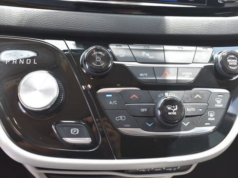 Used 2024 Chrysler Pacifica Touring-L FWD image 27