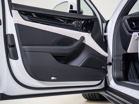 Certified 2025 Porsche Panamera 4 image 25