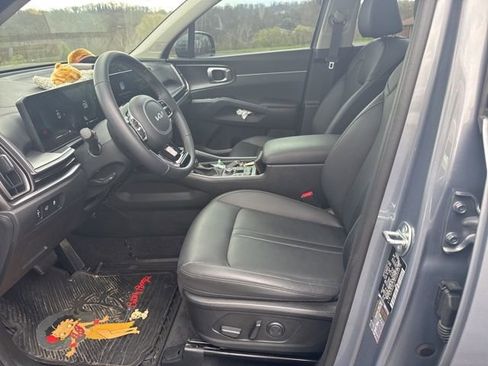 Used 2025 Kia Sorento EX w/ Panoramic Sunroof Package image 9