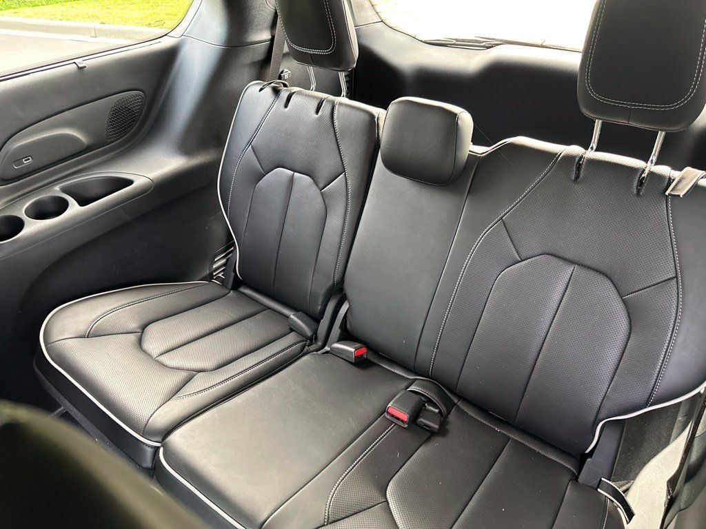 Used 2025 Chrysler Pacifica Limited w/ Uconnect Theater Family Group FWD image 16