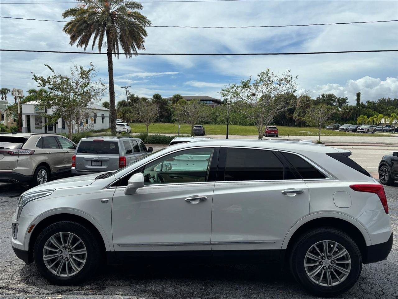 Used 2019 Cadillac XT5 Luxury AWD/4WD image 2