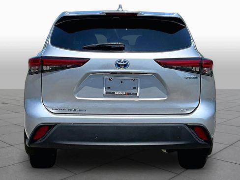 Used 2022 Toyota Highlander XLE AWD/4WD image 2
