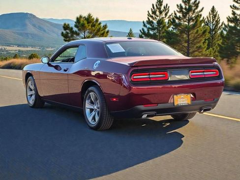 Used 2020 Dodge Challenger SXT image 5