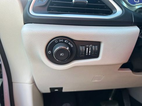 Used 2024 Chrysler Pacifica Touring-L FWD image 14