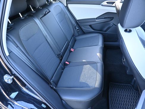 Used 2025 Volkswagen Taos SE image 19