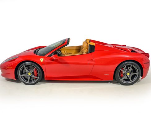 Used 2013 Ferrari 458 Spider RWD image 3
