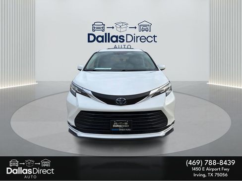 Used 2022 Toyota Sienna XLE image 3