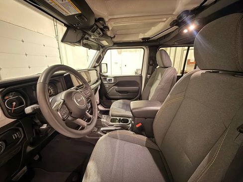 Used 2025 Jeep Wrangler Sport S image 16