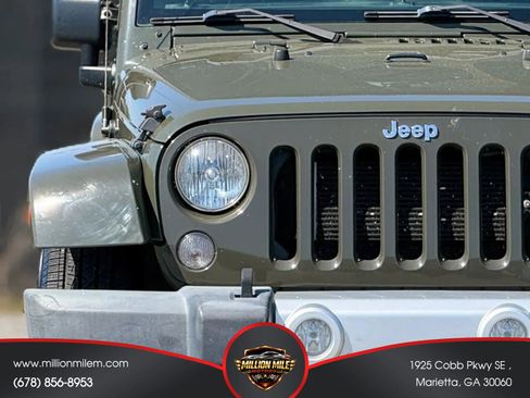 Used 2015 Jeep Wrangler Unlimited Sahara w/ Connectivity Group AWD/4WD image 11