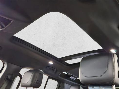 Used 2024 Land Rover Defender 110 X-Dynamic SE image 15