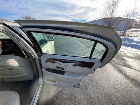 Used 2003 Lincoln Town Car Cartier image 26