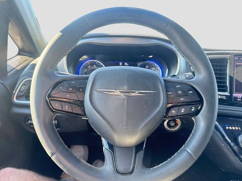 Used 2023 Chrysler Pacifica Touring FWD image 15