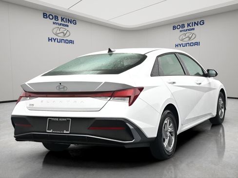 New 2026 Hyundai Elantra SE FWD image 18