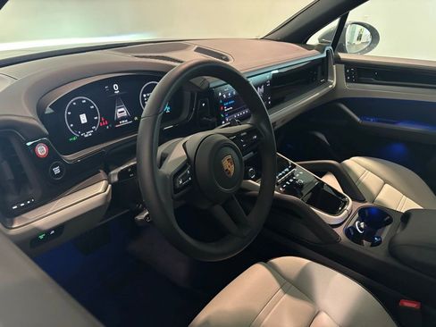 Used 2025 Porsche Cayenne AWD/4WD image 12
