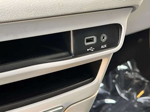 Used 2019 Chrysler Pacifica Touring-L FWD image 23