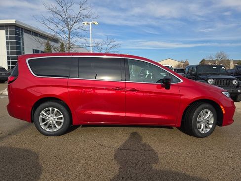 New 2026 Chrysler Pacifica Select image 6
