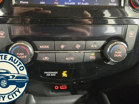 Used 2018 Nissan Rogue SV image 18