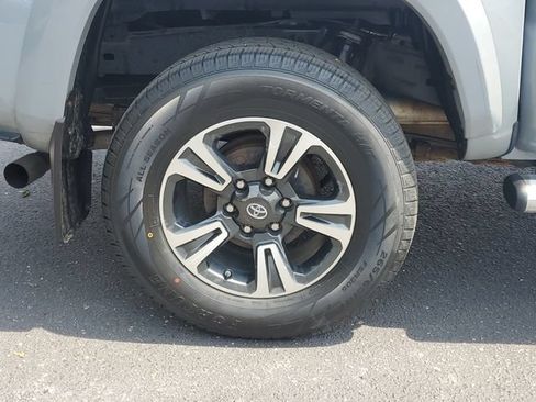 Used 2018 Toyota Tacoma TRD Sport w/ Technology Package AWD/4WD image 5