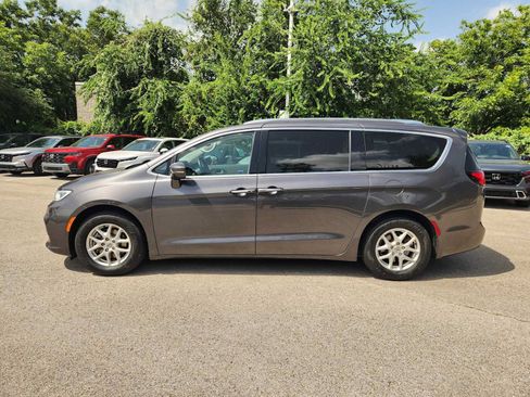 Used 2021 Chrysler Pacifica Touring-L FWD image 4