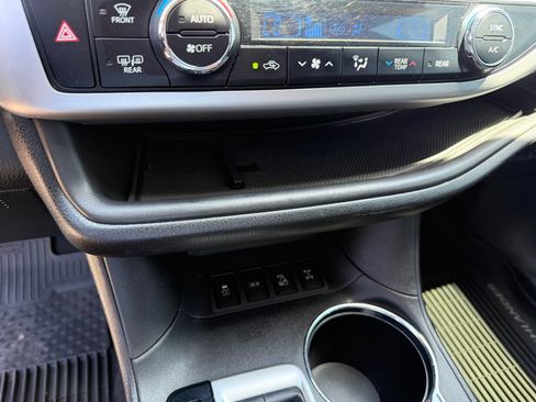 Used 2019 Toyota Highlander SE AWD/4WD image 25