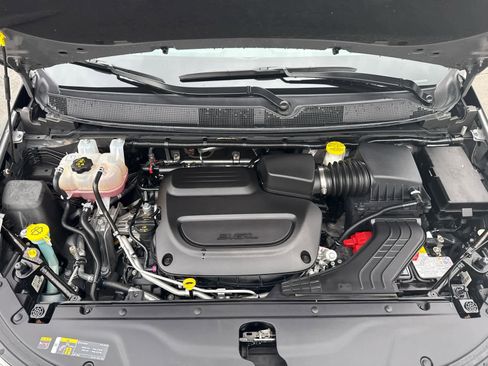 Used 2023 Chrysler Pacifica Touring-L image 13