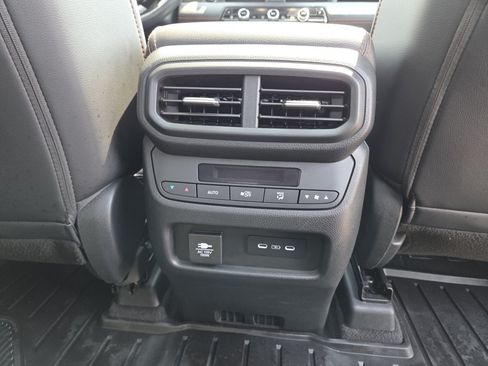 Used 2025 Honda Pilot TrailSport image 34