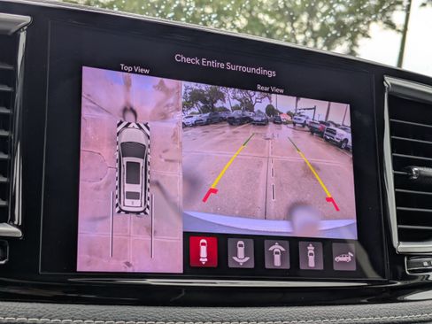Used 2023 Chrysler Pacifica Limited w/ Uconnect Theater Family Group FWD image 25