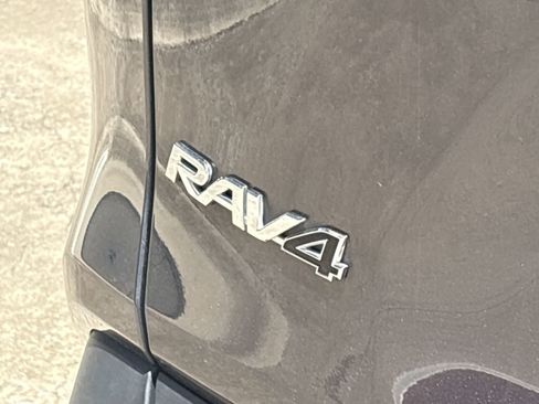 Used 2021 Toyota RAV4 LE AWD/4WD image 10