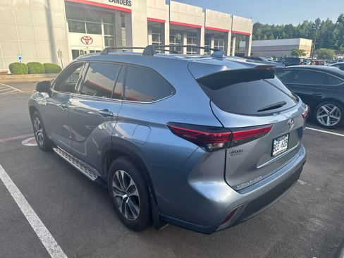 Used 2021 Toyota Highlander XLE FWD image 3