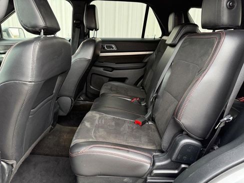 Used 2018 Ford Explorer XLT w/ XLT Appearance Package image 9