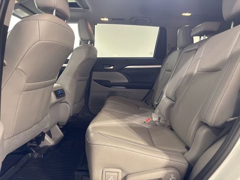 Used 2019 Toyota Highlander XLE AWD/4WD image 22
