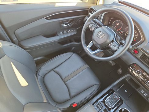 Used 2024 Honda Pilot Touring image 17