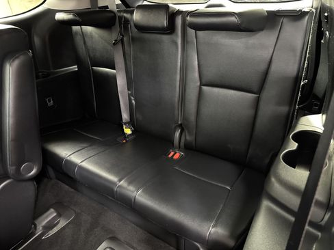 Used 2025 Toyota Highlander XLE AWD/4WD image 37