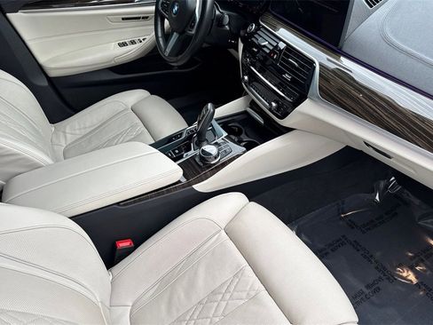 Used 2022 BMW M550i xDrive w/ Executive Package image 18