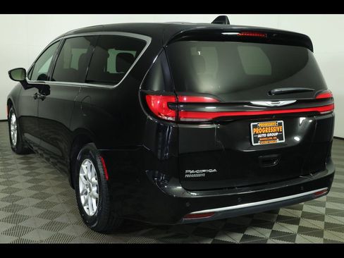 Used 2025 Chrysler Pacifica Select FWD image 4