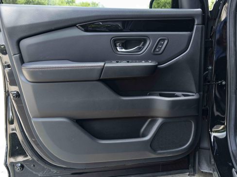Used 2025 Honda Pilot TrailSport image 39