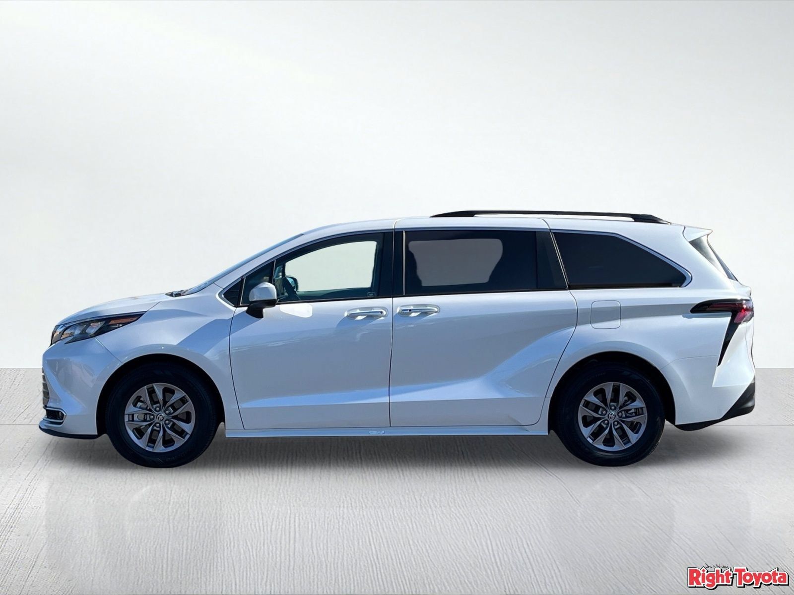Certified 2024 Toyota Sienna XLE FWD image 4