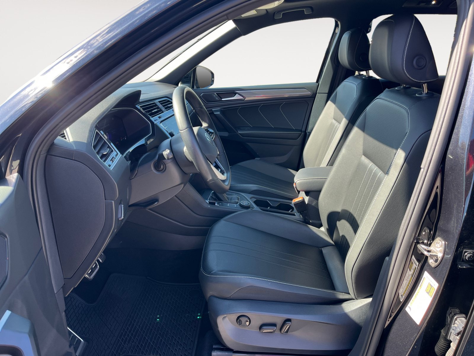 Certified 2024 Volkswagen Tiguan SE R-Line w/ MDO Package, Two-Row AWD/4WD image 9