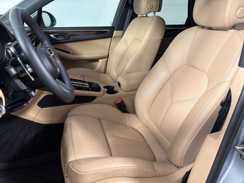Certified 2026 Porsche Macan AWD/4WD image 5