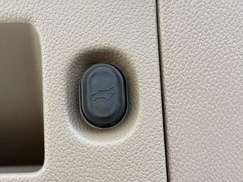 Used 2017 Chevrolet Suburban Premier image 23