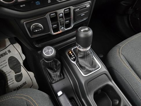 Used 2025 Jeep Wrangler Unlimited Sahara AWD/4WD image 24