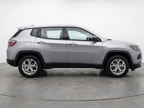 Used 2025 Jeep Compass Latitude AWD/4WD image 11