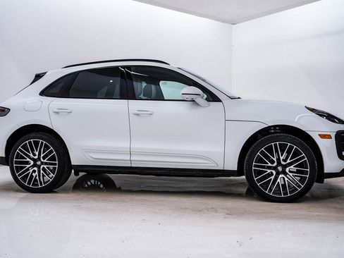 Certified 2025 Porsche Macan image 9